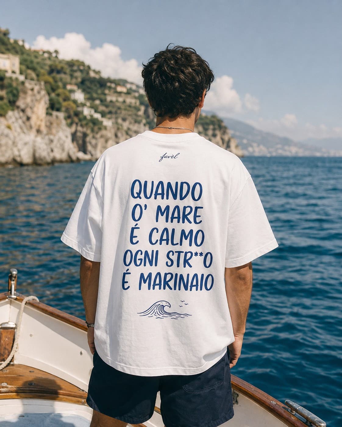 Favèl — ragazzo indossa la maglia Quando 'o mare è calmo in barca sulla costiera